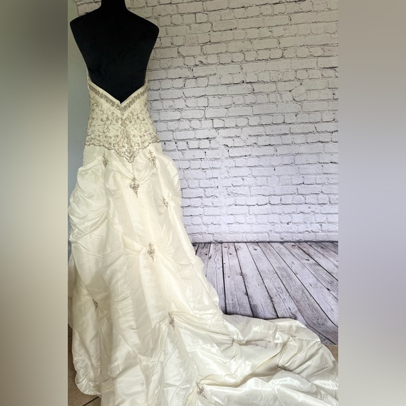 Allure Bridal Collection dress embellished wedding dress Silk Taffeta size 8-10 - Picture 2 of 4